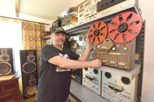 Casa muzicii: Un bihorean trăieşte într-o casă cu un farmec aparte, decorată cu peste 300 de magnetofoane! (VIDEO)