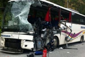 ACCIDENT GRAV în această dimineaţă. Un TIR a SPULBERAT un AUTOBUZ