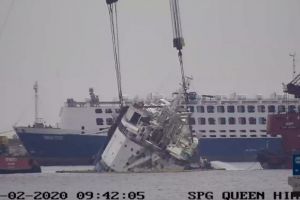 Portul Midia. Continua operatiunile in vederea verticalizarii navei esuate (galerie foto)