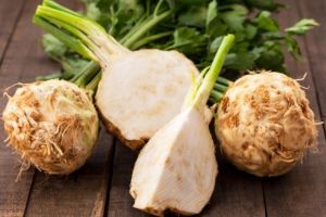 Țelina – legumă bogată în fibre şi vitamine A, B şi C. Ce beneficii are pentru organism