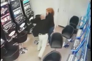 VIDEO: Un individ beat a tâlhărit o angajată a unei săli de jocuri de noroc, la Timişoara