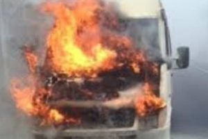 Un microbuz din Botoşani, plin cu pasageri, a luat foc în mers