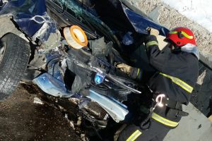 FOTO Accident mortal! Un bărbat a murit după impactul dintre un camion şi un autoturism