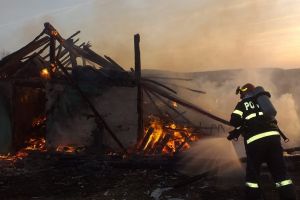 FOTO. Incendiu la o anexă gospodărească din judeţ! Intervin pompierii