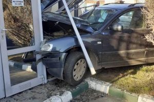 FOTO. Tânărul care s-a înfipt în benzinărie a băut 8 beri şi două pahare de pălincă