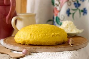 Reţeta domnitorilor români. Toate secretele despre mămăligă, scrise cu peniţă de aur