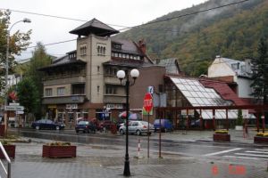 Explozie în Sinaia. Bancomat aruncat în aer, tâlharii sunt căutaţi