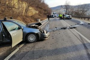 FOTO Accident grav pe DN14 la Ruşi – Șase persoane sunt rănite