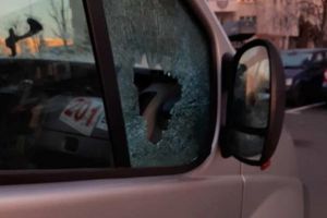 O nouă zonă „fierbinte” în Arad. Se SPARG MAȘINI şi se FURĂ ORICE, spre disperarea locatarilor