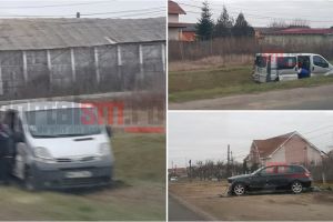 FOTO. Accident în Satu Mare. Microbuz în şanţ după un impact cu un BMW
