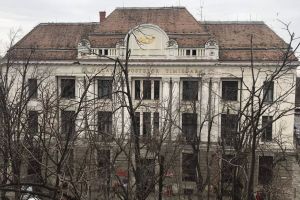 Primăria mută o parte din elevii unui mare liceu din Timişoara în clădirea Poştei Române