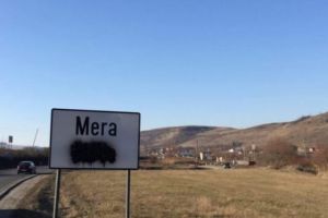 Plăcuţă bilingvă vandalizată! Numele în maghiară a unui sat, mâzgălit cu vopsea neagră