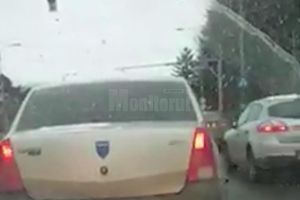 Maşină MAI, oprită de poliţişti după o sesizare din trafic că şoferul circula haotic