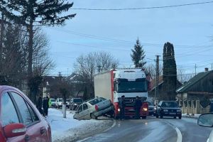 La 79 de ani, şoferul unui Logan a depăşit în orb, în curbă, ieşind în faţa unui tir