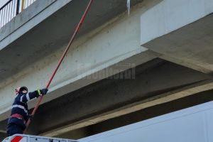 Acţiune de îndepărtare a ţurţurilor de gheaţă de pe Pasarela Iţcani
