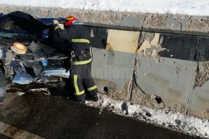Un bărbat a murit şi soţia lui a fost rănită, în urma coliziunii dintre un autoturism şi ...