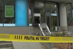Explozie lângă un hotel din Sinaia. Bancomat aruncat în aer, tâlharii sunt căutaţi