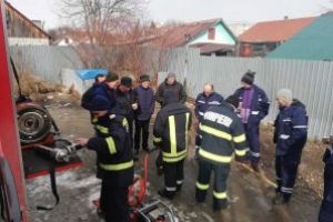 Pompierii voluntari învaţă de la pompierii militari ai ISU Covasna