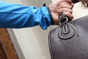 A sustras o poşetă şi s-a ales cu dosar penal. Un tânăr cu antecedente din comuna Unirea, identificat şi reţinut pentru furt