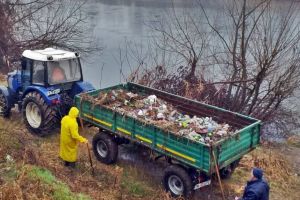 Reprezentanţii ABA Banat au strâns două tone de deşeuri de pe malul Timişului, în zona Lugojului