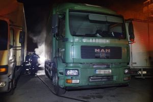 FOTO. Incendiu izbucnit la un camion, în municipiul Satu Mare. Intervenţie rapidă a pompierilor