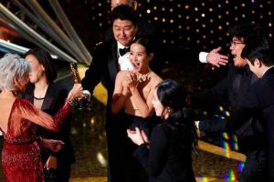Surprize la Oscar 2020: premiul cel mare a fost luat în premieră de un film vorbit într-o altă limbă decât engleza . Lista completă a câştigătorilor (VIDEO)