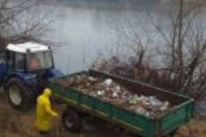 Două tone de gunoaie adunate de pe malul râului Timiş
