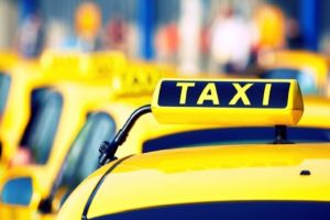 Taximetrist găsit mort în maşina de serviciu
