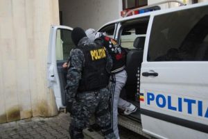 Percheziţii la locuinţele a trei tineri din Botoşani. Au fost luaţi cu cătuşe pe mâini