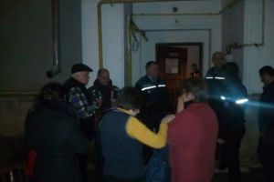 Scandal într-o scară de bloc din Botoşani! Un tânăr beat i-a scos din sărite pe locatari