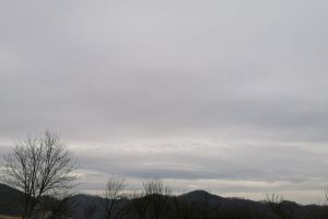 Vreme închisă cu posibile ploi şi vânt cu intensificări