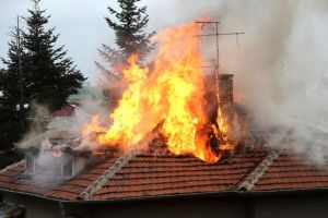Incendiu la o casă din Borsec. Proprietarul a suferit arsuri