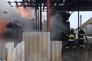 Judetul Tulcea: Mii de baloti de baie, in flacari. Pompierii voluntari, la fata locului (galerie foto+video)  