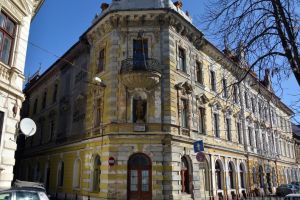 Hotelul Rimanóczy, pericol pentru trecători: Bucăţi din acoperiş sunt smulse de vânt (VIDEO)