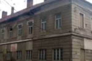 O clădire din centrul Caransebeşului în continuare pericol public. „Comunitatea de Avere nu poate să o întreţină, iar Primăria nu o vrea!”