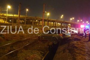 Constanta. Accident rutier. Un autoturism a sarit pe calea ferata. Tocmai cand trecea un tren cu vagoane cisterna