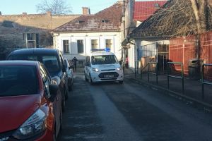 Individ prins de poliţiştii locali, după ce s-a masturbat în faţa unor copii