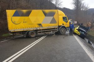 VIDEO FOTO – Accident pe Valea Oltului – Trafic blocat la Câineni