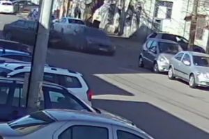 Accidentul de ieri de pe strada Atelierelor din Constanta, surprins de camerele video (video)