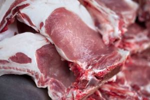 Hoţi flămânzi – Au furat zeci de kilograme de carne şi alcool dintr-un local din Dumbrăveni