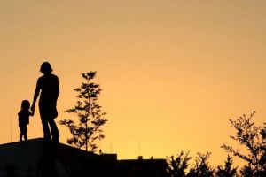 DÂMBOVIȚA: Adolescentă agresată de tată după ce ar fi furat! Tentaţiile şi lipsa mamei, posibile cauze?! 