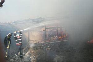 Un incendiu devastator a făcut pagube mari într-o gospodărie din Mănăstirea Humorului