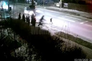 Un copil de 2 ani şi 3 luni a fugit de lângă părinţi în stradă, unde a fost lovit în ...