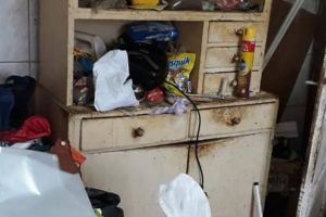 Intervenţie a celor de la Direcţia de Asistenţă Socială în casa unui bătrân care trăia „într-o mizerie cruntă”