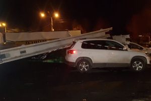 Dezastru într-o parcare din Cluj! 5 maşini, strivite de un panou publicitar smuls de vânt