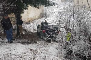 FOTO| ACCIDENT rutier la Gura Roşiei: O şoferiţă s-a răsturnat cu maşina în afara părţii carosabile