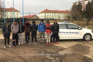 Opt tineri din Afganistan, opriţi la frontiera cu Ungaria