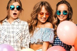 Vino la un studio de videochat şi bucură-te de o carieră internaţională! Ce îţi oferă acest domeniu