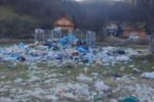 SCANDALOS. Munte de gunoi în flăcări, într-un cadru natural de poveste! Focar de infecţie, sub geamul oamenilor!