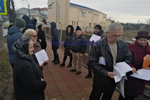 FOTO! Protest în stradă faţă de construcţia unui hipermarket în Botoşani: Suntem asfixiaţi. O să ne agaţe şi pe noi prin vitrine prin aceste magazine ale străinilor